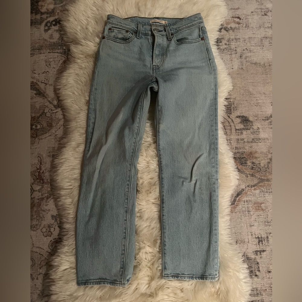 Levi’s Wedgie Straight Leg light wash size 26